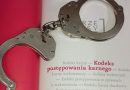 50-latek przed sądem. Prokuratura oskarża go o atak na personel szpitala, znęcanie się nad rodzicami i groźby wobec policjantów