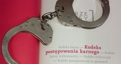 50-latek przed sądem. Prokuratura oskarża go o atak na personel szpitala, znęcanie się nad rodzicami i groźby wobec policjantów