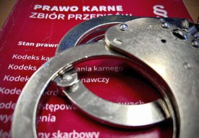 Kasjerka oskarżona o przywłaszczenie ponad 236 tys. zł. Sprawa trafiła do sądu w Krośnie