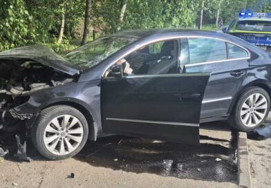 Volkswagen uderzył w słup energetyczny w Siedliskach