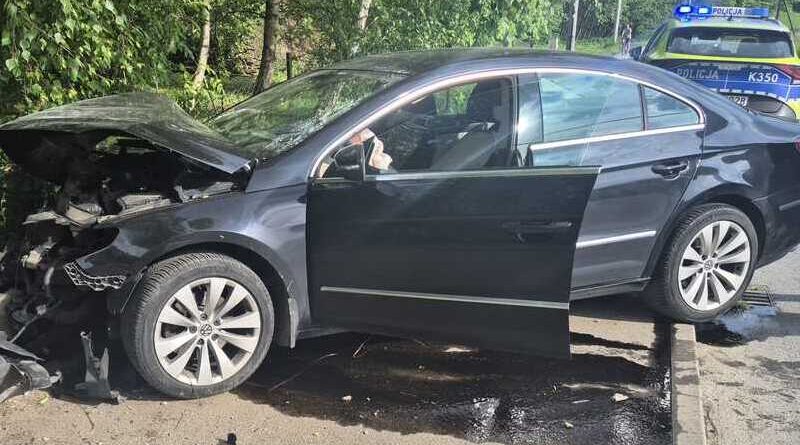 Volkswagen uderzył w słup energetyczny w Siedliskach