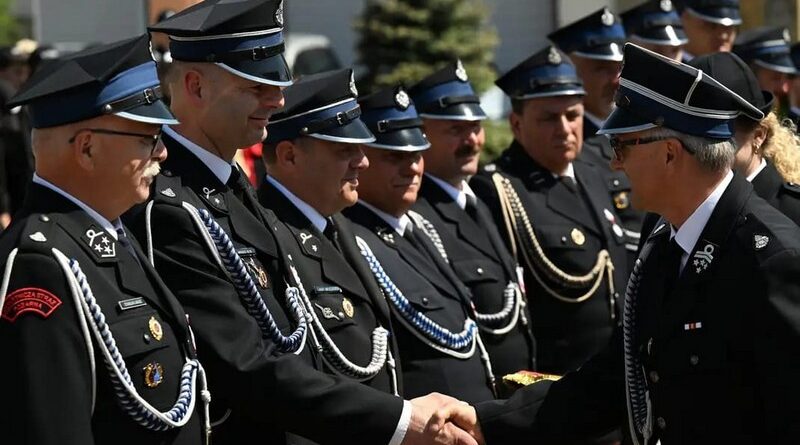 Policjant uhonorowany prestiżowym wyróżnieniem strażackim