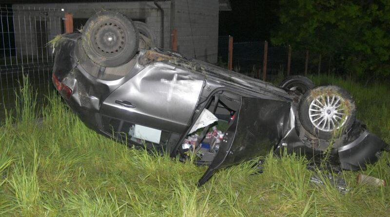 Kierowca fiata dachował. Miał blisko 3,5 promila alkoholu