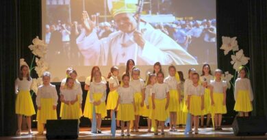 Uczniowie Szkoły Podstawowej w Jasienicy Rosielnej upamiętnili 20. rocznicę śmierci Jana Pawła II