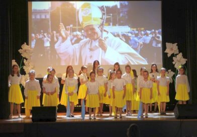 Uczniowie Szkoły Podstawowej w Jasienicy Rosielnej upamiętnili 20. rocznicę śmierci Jana Pawła II