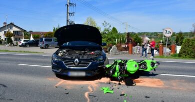 Miejsce Piastowe. Motocyklistka ucierpiała w zderzeniu z renault
