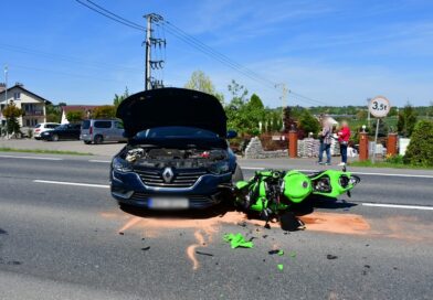 Miejsce Piastowe. Motocyklistka ucierpiała w zderzeniu z renault