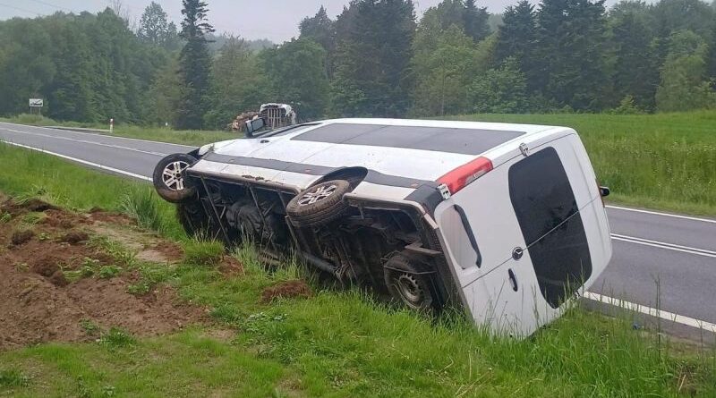 Zdarzenie drogowe w Jasienicy Rosielnej – jedna osoba trafiła do szpitala