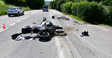 Motocykliści ucierpieli w zderzeniu z osobowym suzuki