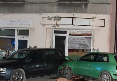 Sanok: pijany kierowca audi staranował słupki i zaparkowane auto