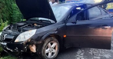 Wypadek w Domaradzu. Samochód uderzył w przepust, jedna osoba w szpitalu