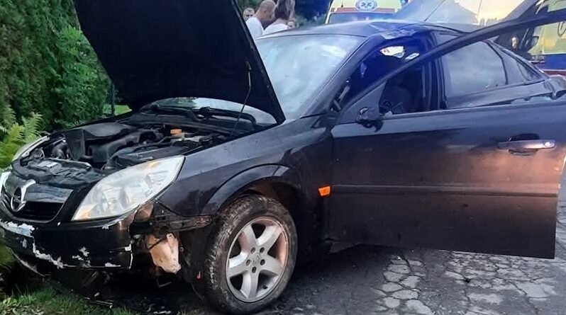 Wypadek w Domaradzu. Samochód uderzył w przepust, jedna osoba w szpitalu