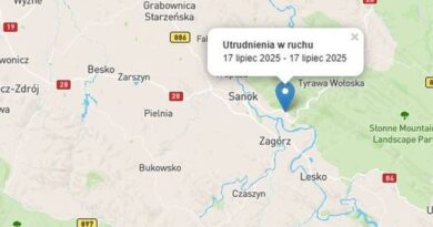 Wypadek w Bykowcach: osobówka zderzyła się z ciężarówką – droga zablokowana