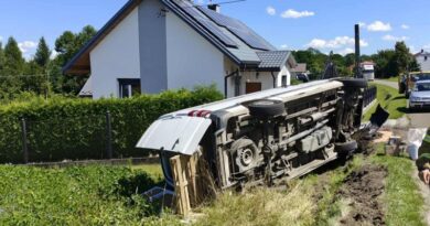 Dostawczak w rowie, kierowca bez obrażeń
