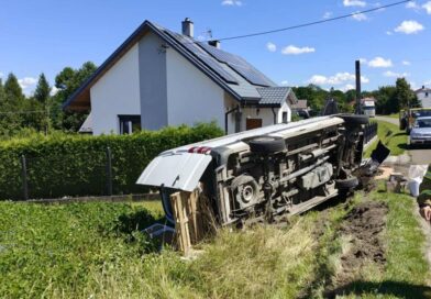 Dostawczak w rowie, kierowca bez obrażeń