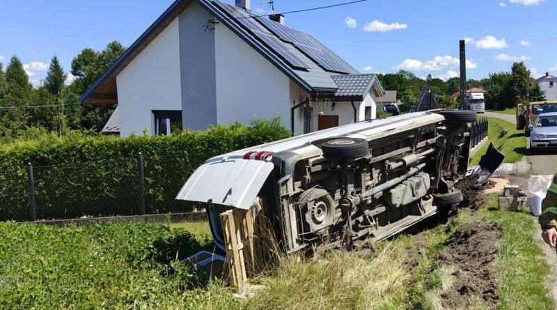 Dostawczak w rowie, kierowca bez obrażeń
