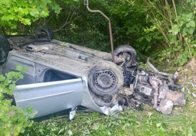 Groźny wypadek w Domaradzu. Opel dachował, kierowca w szpitalu