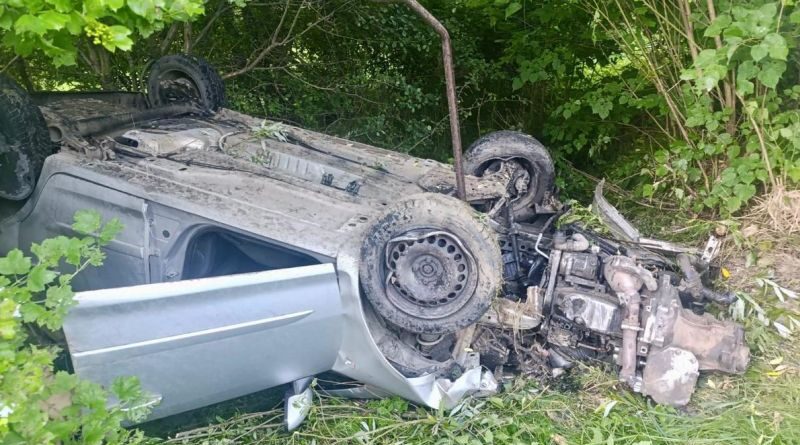 Groźny wypadek w Domaradzu. Opel dachował, kierowca w szpitalu