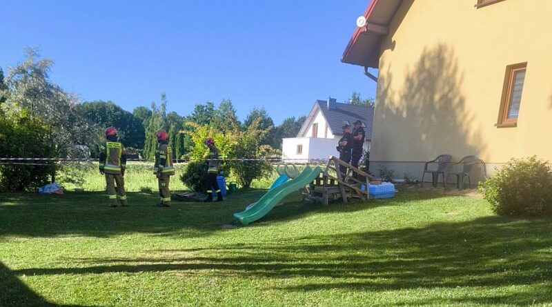 Stara Wieś. Mężczyzna wpadł do studni – szybka reakcja służb
