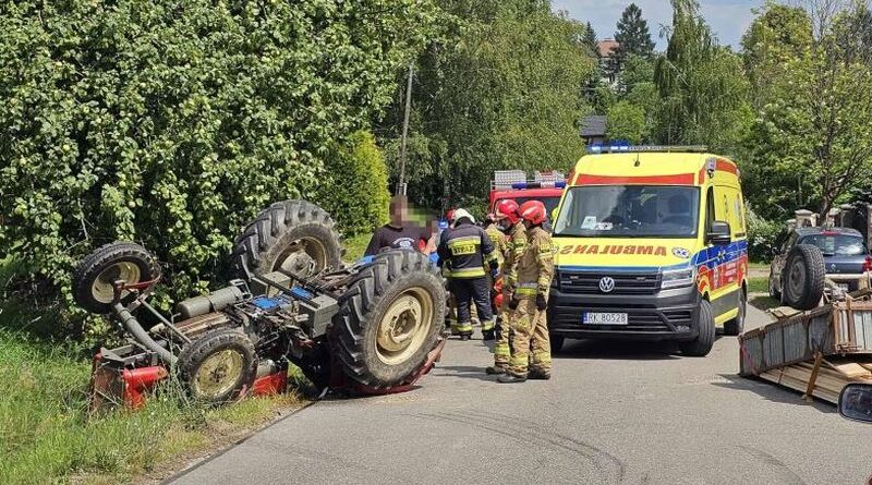 Wypadek w Chorkówce. Mężczyzna przygnieciony przez traktor