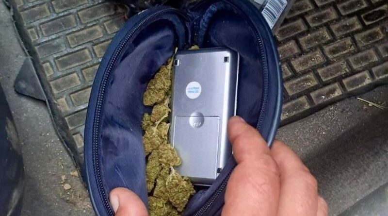 Podejrzany samochód wpadł w oko policjantom. W środku narkotyki i trzej zatrzymani