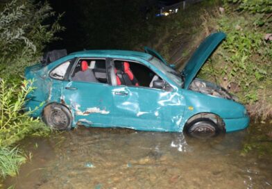 Wjechał seatem do rzeki i uciekł. 62-latek zatrzymany przez policję