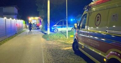 Policjanci ewakuowali starszą kobietę z zagrożonego pożarem domu