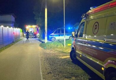 Policjanci ewakuowali starszą kobietę z zagrożonego pożarem domu