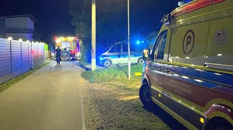 Policjanci ewakuowali starszą kobietę z zagrożonego pożarem domu