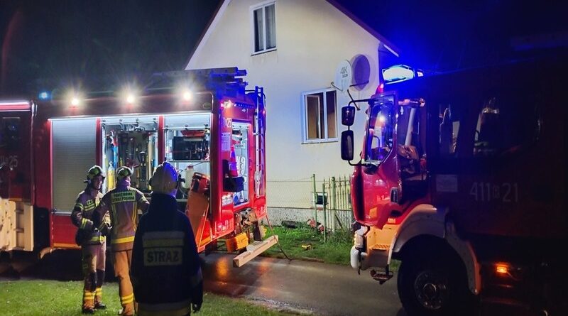 Pożar w budynku mieszkalnym. Nocna akcja ratownicza w Starej Wsi