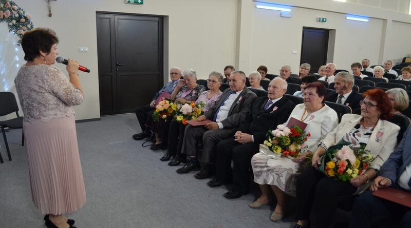 Złote Gody w Jasienicy Rosielnej – uhonorowano 15 par małżeńskich