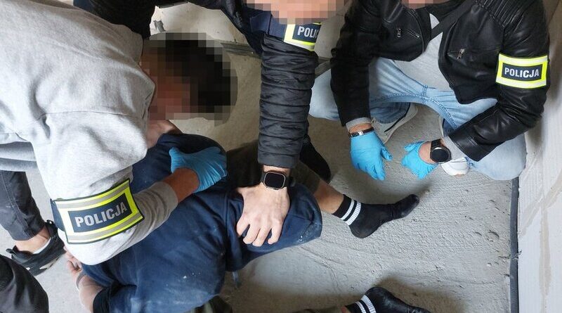 Dwóch mężczyzn zatrzymanych za kradzież z włamaniem. Straty to 30 tysięcy złotych