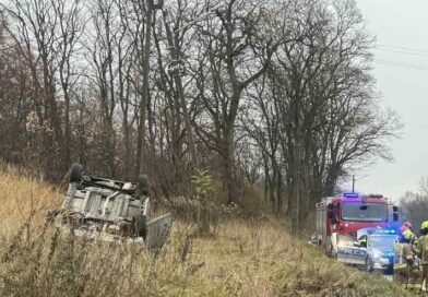 Dachowanie samochodu w Izdebkach. Jedna osoba ranna Dachowanie samochodu w Izdebkach. Jedna osoba ranna