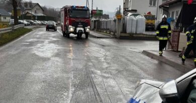 JASIENICA ROSIELNA. Droga powiatowa zablokowana przez rozsypany drut. Interweniowały służby