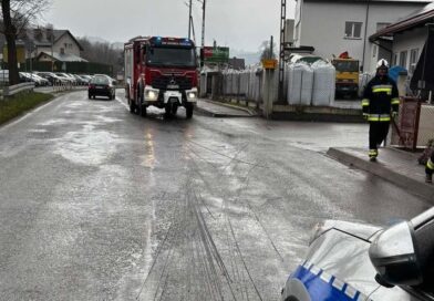 JASIENICA ROSIELNA. Droga powiatowa zablokowana przez rozsypany drut. Interweniowały służby