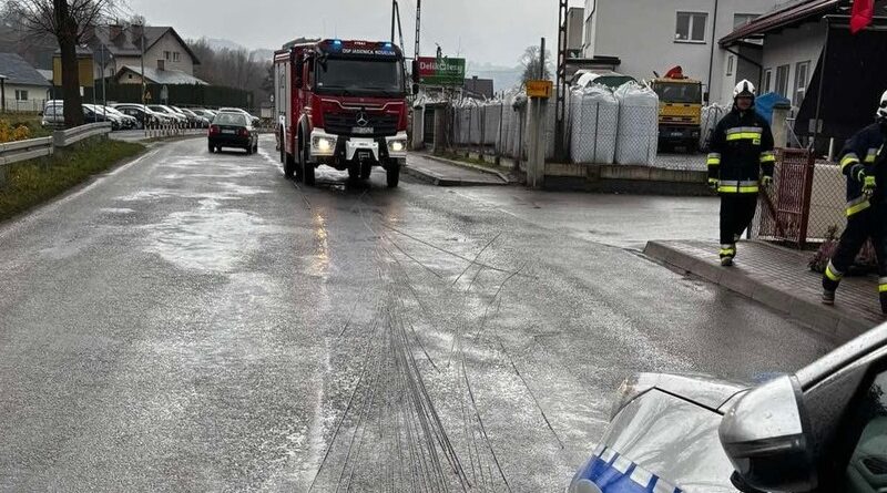 JASIENICA ROSIELNA. Droga powiatowa zablokowana przez rozsypany drut. Interweniowały służby
