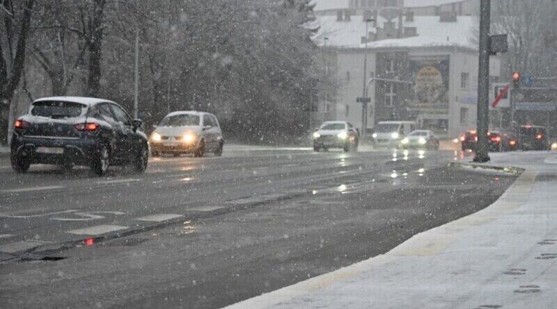 Zimowa aura daje się we znaki kierowcom. Policja apeluje: zwolnij i jedź bezpiecznie