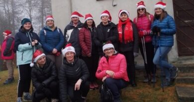 Mikołajkowy Rajd Nordic Walking zdobył Górę św. Michała mimo mgły i chłodu