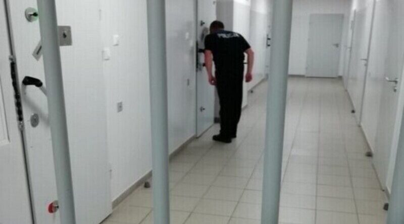 48-latek bez prawa jazdy chciał wręczyć łapówkę. Grozi mu do 8 lat więzienia