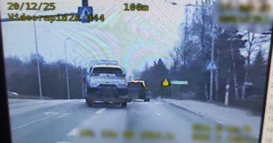 Brawurowa jazda mercedesem: za dużo pasażerów, za szybka jazda i utrata uprawnień