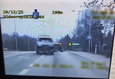 Brawurowa jazda mercedesem: za dużo pasażerów, za szybka jazda i utrata uprawnień