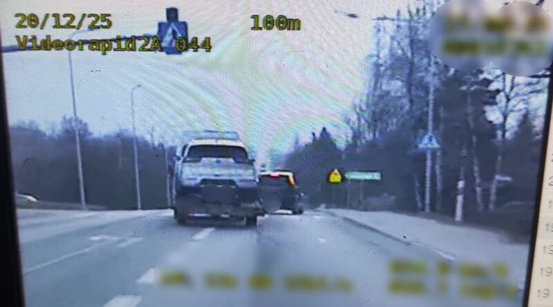 Brawurowa jazda mercedesem: za dużo pasażerów, za szybka jazda i utrata uprawnień