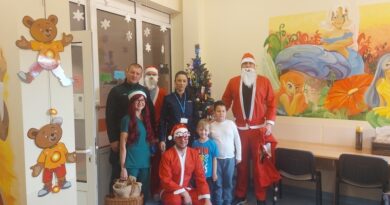 Świąteczna niespodzianka dla małych pacjentów – wspólna akcja policji i szpitala