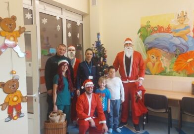 Świąteczna niespodzianka dla małych pacjentów – wspólna akcja policji i szpitala