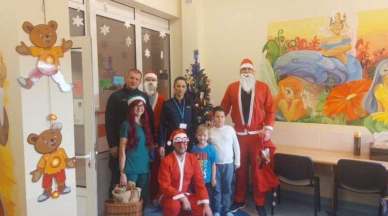 Świąteczna niespodzianka dla małych pacjentów – wspólna akcja policji i szpitala