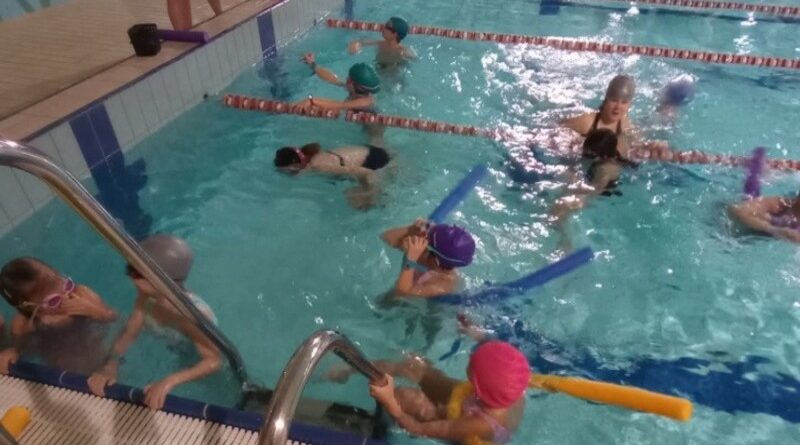 ABC Pływania 2025 – młodzi mieszkańcy gminy Nozdrzec zdobyli podstawowe umiejętności pływackie