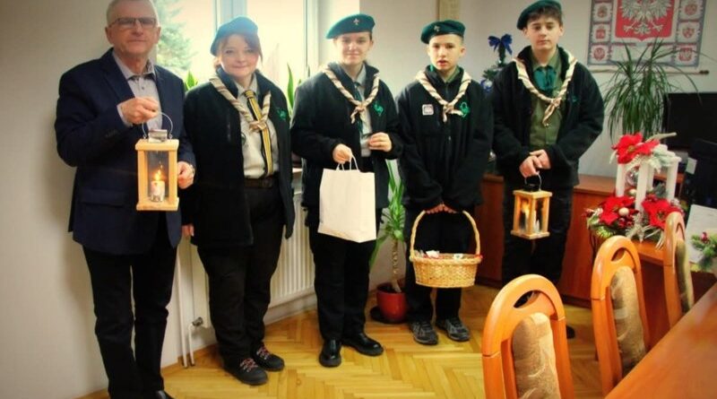 Harcerze przekazali Betlejemskie Światło Pokoju do gminy Haczów