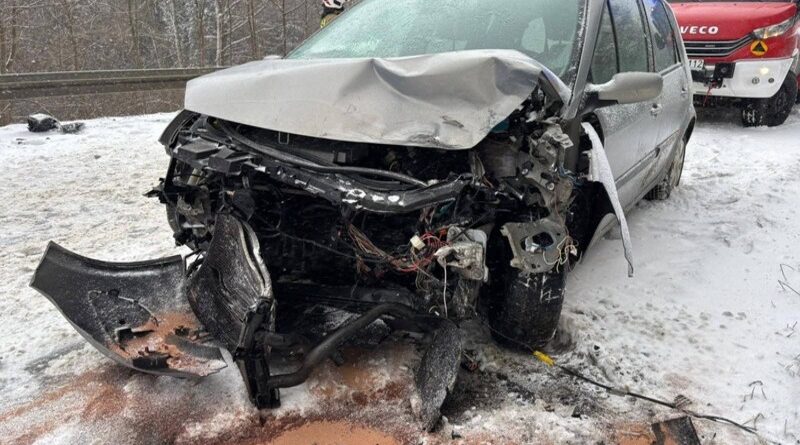 Zderzenie dwóch samochodów osobowych w Lutowiskach. Pięć osób poszkodowanych