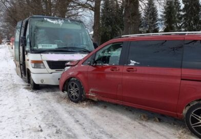 Zderzenie minivana z autobusem we Wzdowie. Na szczęście bez poszkodowanych