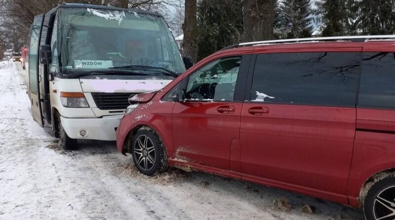 Zderzenie minivana z autobusem we Wzdowie. Na szczęście bez poszkodowanych